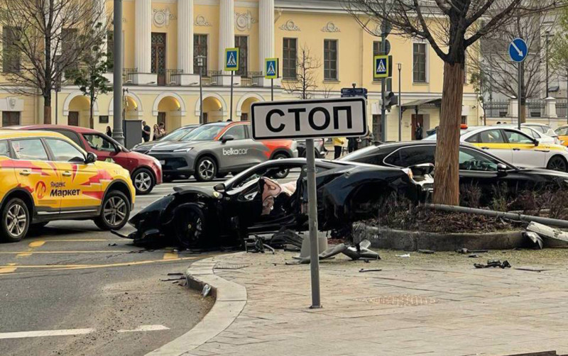 Gəncəli müğənni Ferrari ilə qəzaya düşüb