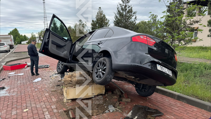 Maşını yüksək sürətlə idarə etdi, reklam lövhəsinə çırpdı