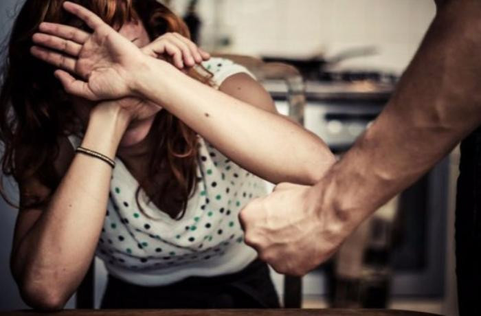Evdə yemək yoxdur cavabı mübahisəyə səbəb oldu – Qadının burnu sındı
