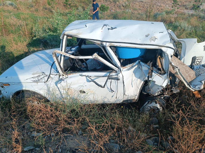 TIR Niva ilə toqquşdu, ata ilə oğlu yaralandı