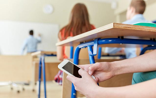 Məktəblərdə dərs vaxtı telefondan istifadə QADAĞAN EDİLDİ