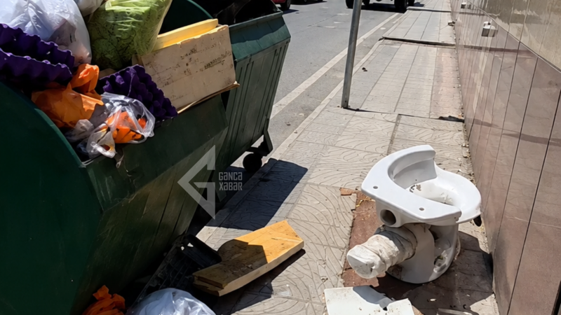 Gəncədə bir aydır küçədə qalan UNİTAZ narazılıq yaradır