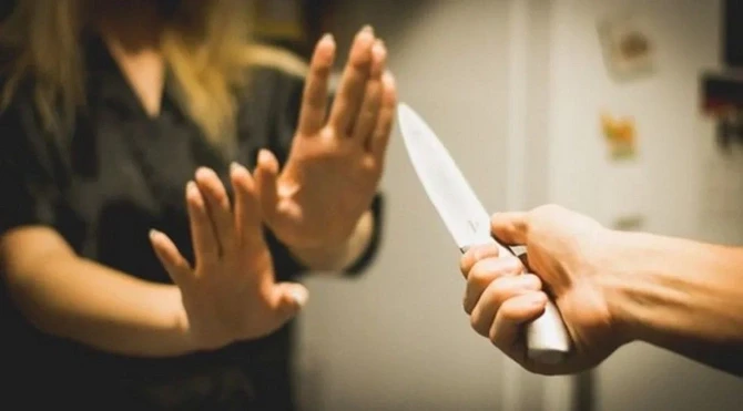 Dostuna mesaj yazan anasını ölümcül bıçaqladı