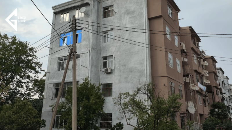 Gəncədə çoxmənzilli binaların həyətindəki dirəklər qəzalı vəziyyətdədir