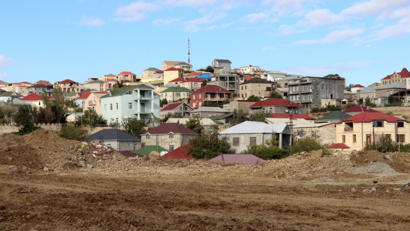 Kommunikasiya xətlərinin üzərində tikilən evlərin sənədləşdirilməsi mümkün deyil - Dövlət Xidmətinin rəisi