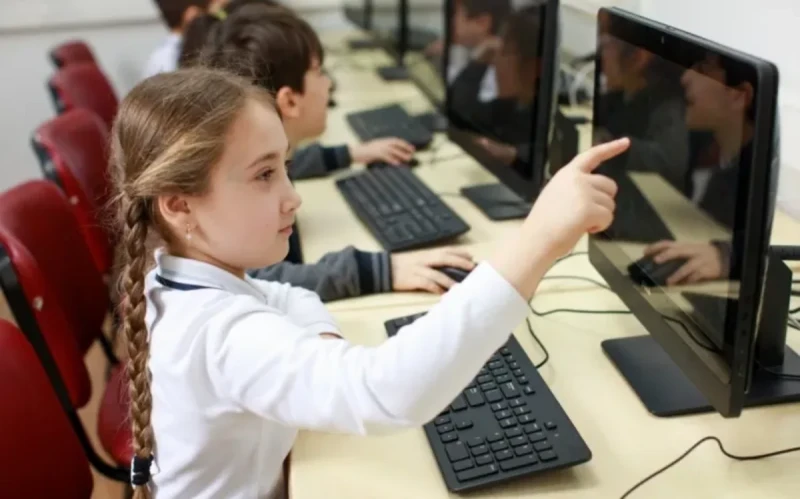 Məktəblərdə kompüterlərin sayı ARTIB