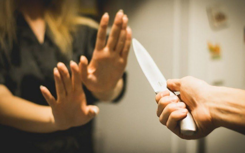 Arvadının TikTok işlətməsinə əsəbiləşdi, onu iki dəfə bıçaqladı