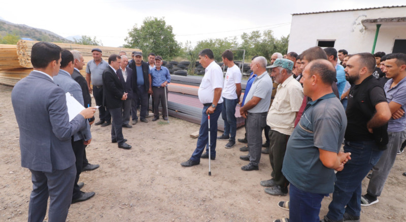 Doludan zərərçəkən sakinlərə dam örtüyü materialları verilir