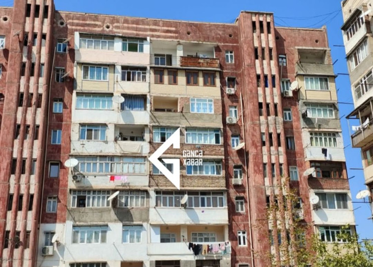 Gəncədə bina əyilir, fasad örtüyü qopub tökülür – ŞİKAYƏT