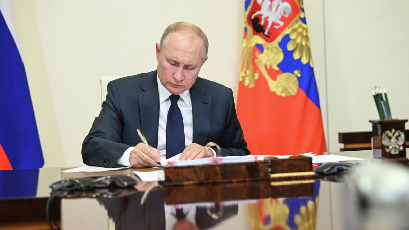 Putindən qərar: Azərbaycana 20 min manatdan çox pul aparmaq olmaz