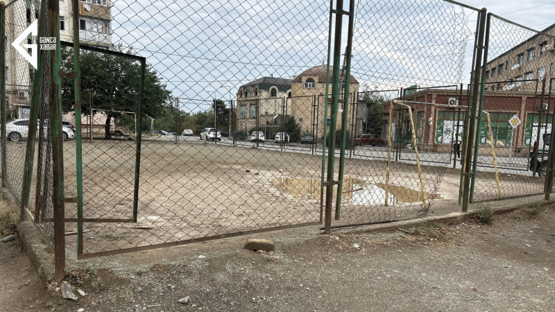 Yeni Gəncə sakinləri binaların həyətindən NARAZIDIRLAR