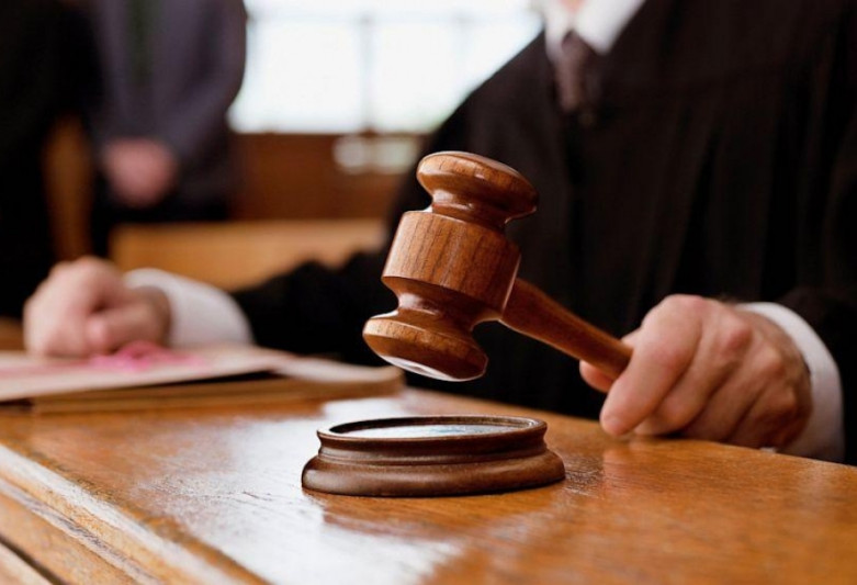 Ayaqqabını verməyən arvadını taxta parçası ilə döydü – QƏRİBƏ OLAY