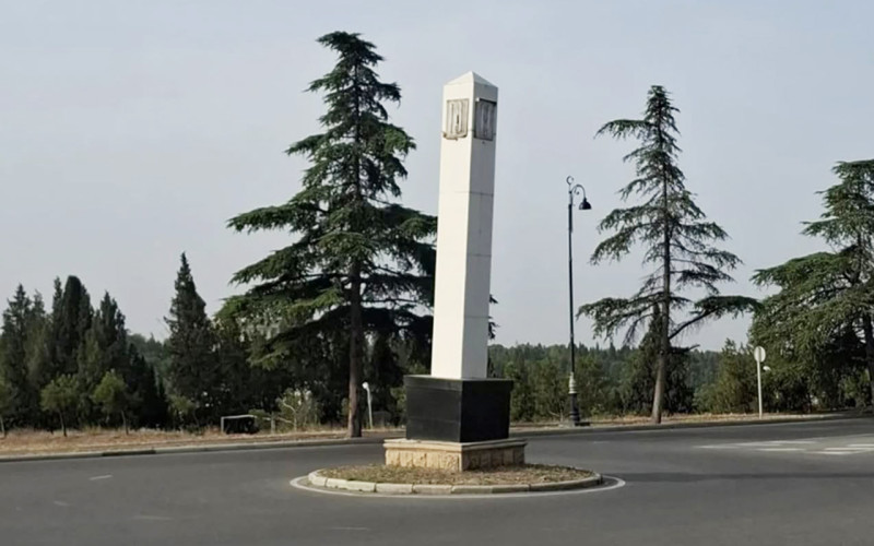 Gəncədə yolun ortasındakı abidə əyildi