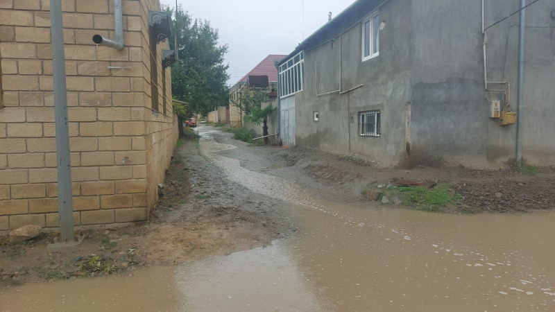 Gəncədə Müşviq Adıgözəlov küçəsini yenə su basdı