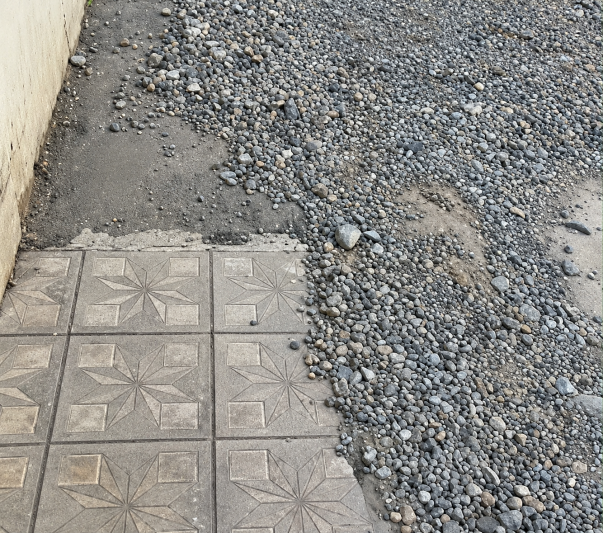 Gəncənin Eminbəyli küçəsinin 1-ci dalanında yol problemi