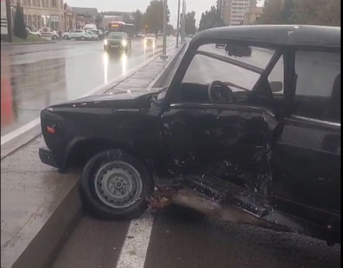 Gəncədə Mercedeslə VAZ - 2107 toqquşub