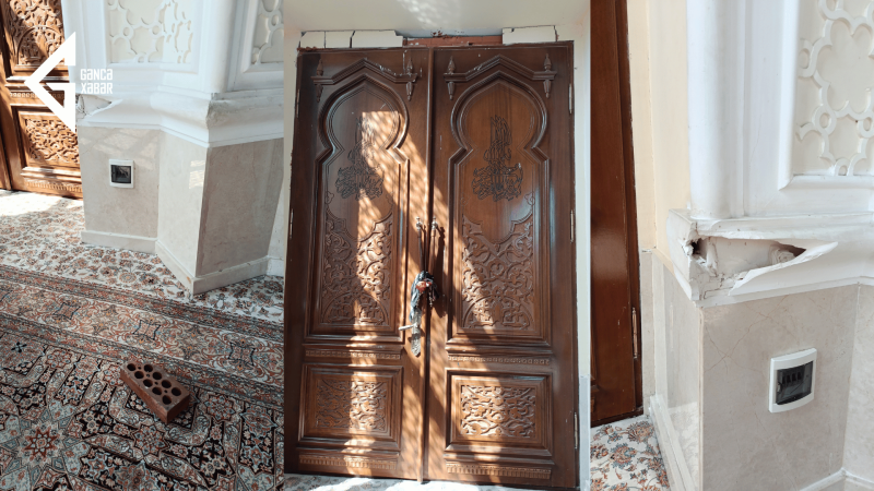 İmamzadə məscidində tavandan su damır, interyer dağılır
