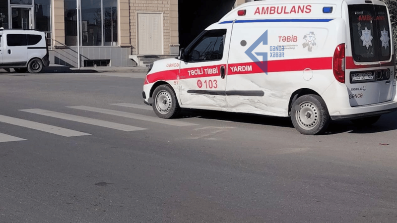 Gəncədə 3 avtomobil və təcili yardım maşını toqquşub