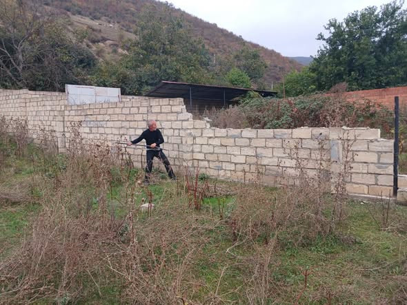 Zəbt edilmiş ərazilərin hasarları sökülür