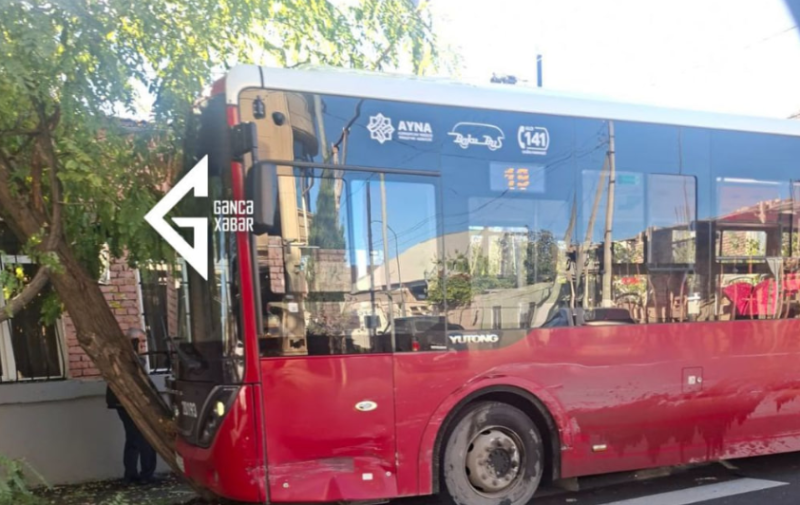 Gəncədə Kia ilə toqquşan Baku Bus avtobusu ağaca çırpıldı