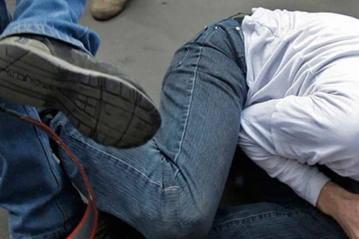 Oğul atasını döyərək öldürdü