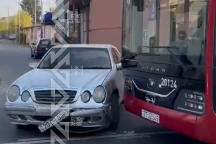 Gəncədə avtobusla minik avtomobili toqquşdu