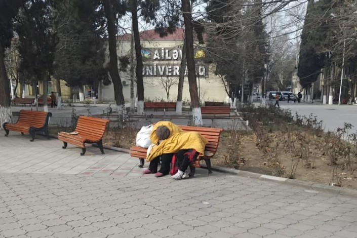 Dəhşətli görüntü - 11 yaşlı uşaq və anası küçədə yaşayır