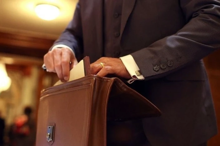 Yüksəkvəzifəli məmur işdən çıxarıldı