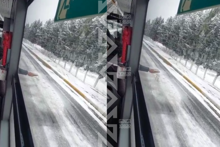 Gəncədə "BakuBus" əməkdaşı avtobusdan yola duz səpdi