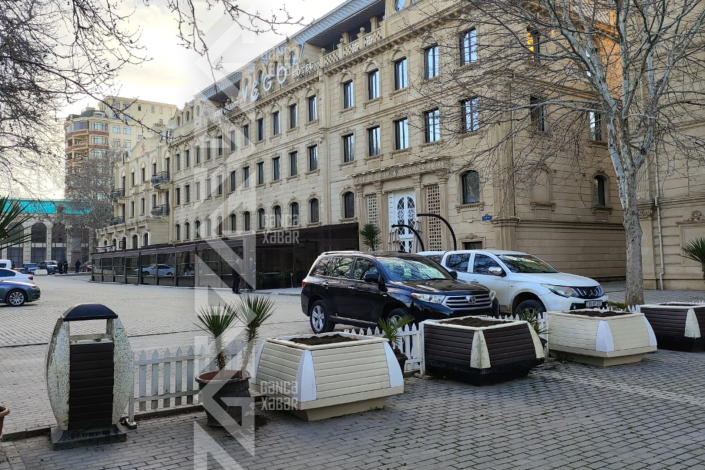 Gəncənin mərkəzində piyada sahəsi dayanacağa çevrilib