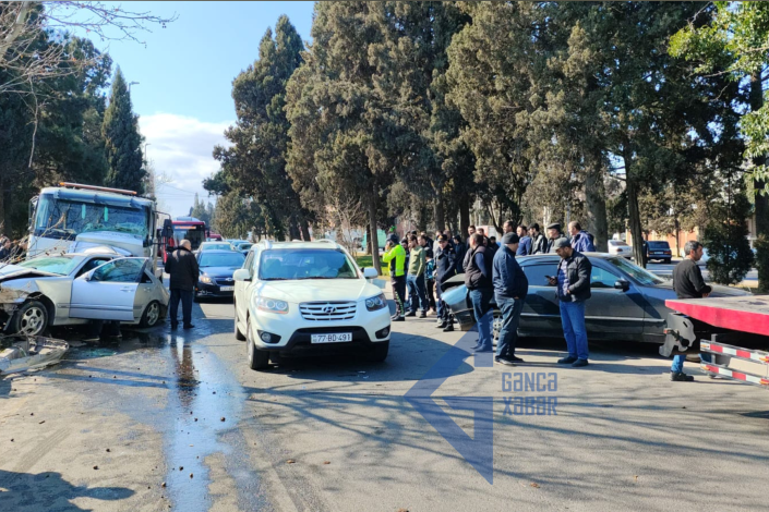 Gəncədə zəncirvari qəza: Evakuator iki "Mercedes"ə çırpıldı