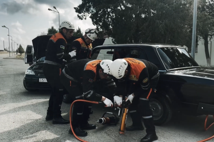 Gəncədə "əzilmiş" maşınlardan "zərərçəkmişlər" xilas edilib - TƏLİM