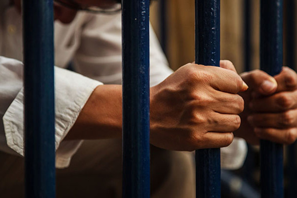 21 yaşlı gənc evlərinə qadın gətirdi – Atasını döydü