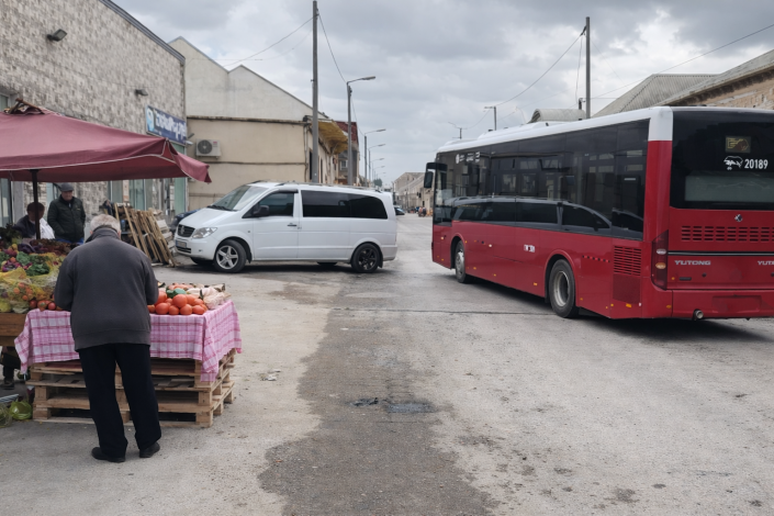 Gəncədə məktəbə aparan yol küçə alverçiləri tərəfindən zəbt olunub