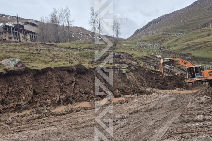 Bu yol sel sularına təslim oldu