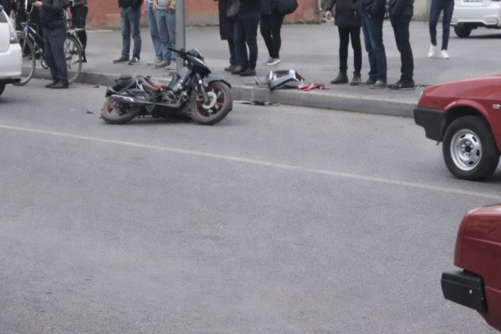 Gəncədə "Chevrolet" YENİYETMƏNİN sürdüyü mopedlə toqquşdu