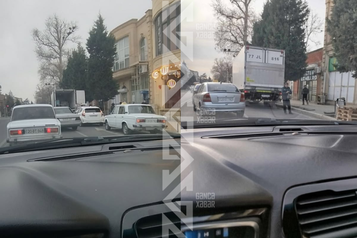 Gəncədə yük maşınları yolu zəbt edir
