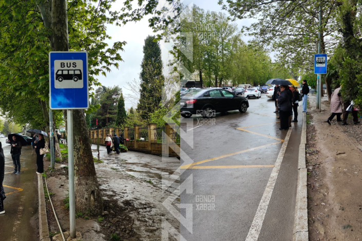Gəncəlilər AVTOBUS gözləyərkən İSLANIR