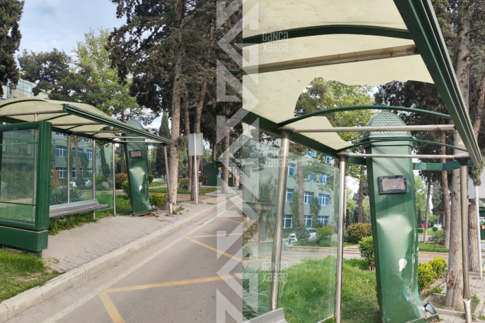 Gəncədə "qəza keçirmiş" avtobus dayanacağı