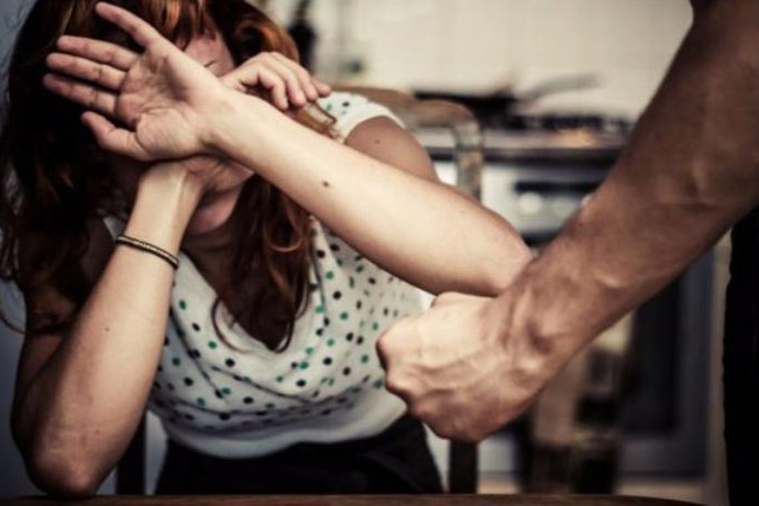 "Evdə yemək yoxdur" cavabı mübahisəyə səbəb oldu – Qadının burnu sındı