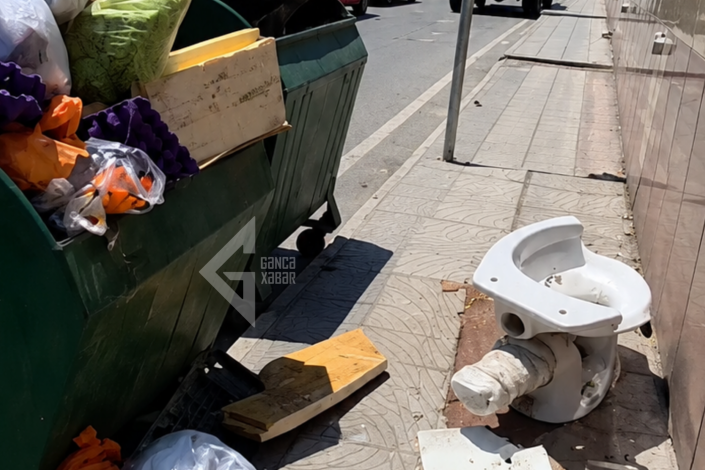 Gəncədə bir aydır küçədə qalan UNİTAZ narazılıq yaradır