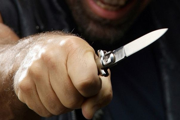 "Böyük Ucuzluq"un qarşısında "parkovşik" bıçaqlandı - MƏHKƏMƏ