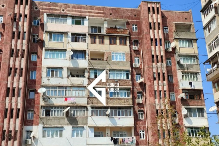 Gəncədə bina əyilir, fasad örtüyü qopub tökülür – ŞİKAYƏT