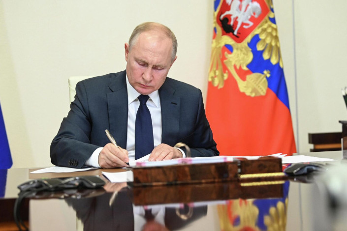 Putindən qərar: Azərbaycana 20 min manatdan çox pul aparmaq olmaz