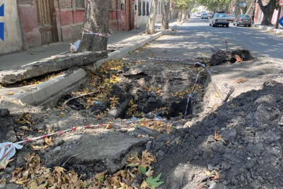Gəncədə qazılmış yollar avtomobillərin hərəkətinə maneə törədir
