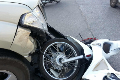 Gəncə: motosikletlə minik avtomobili toqquşub