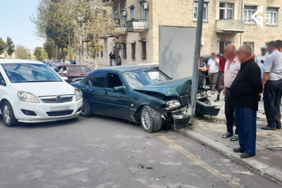 Gəncədə minik avtomibili işıq dirəyinə çırpılıb