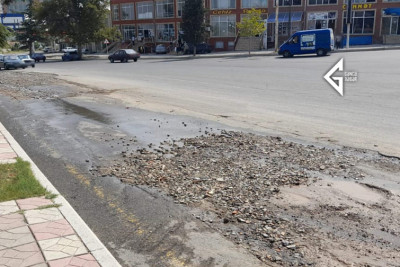 Gəncədə daim qəzalı vəziyyətdə olan su borusu yenə partladı