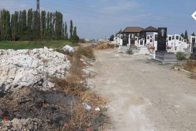 Gəncədə sakinlər bəzi qəbirstanlıqların baxımsız olmasından narazıdır