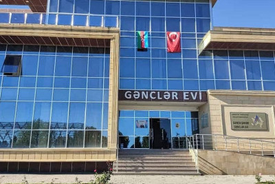 Gəncə Gənclər Evinin ustası şəhid ailəsi ilə görüşüb